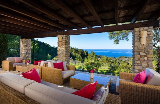 Villa rental in Mallorca with 4 bedrooms and sea views
