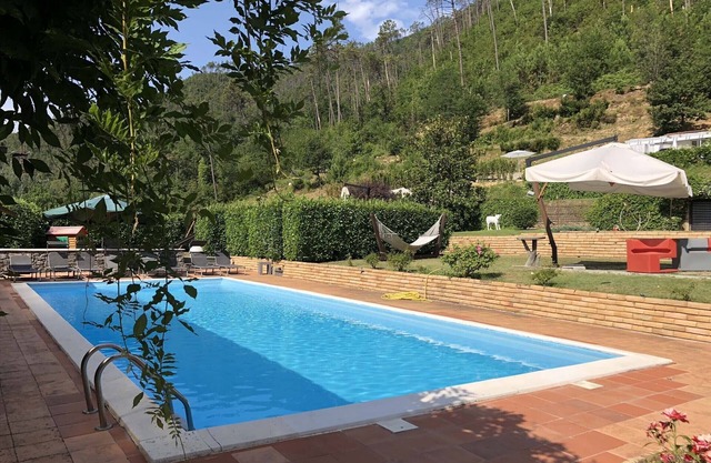 VILLA RIVIERA, Luxury Retreat with Large Pool, Tennis, Soccer field, near 5Terre