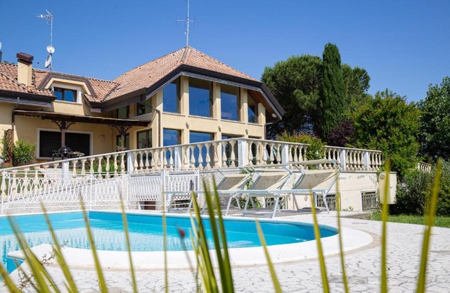Villa Rolls - Porzione di Villa con piscina,giardino e parcheggi