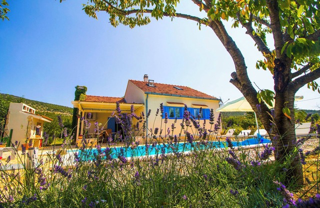 VILLA ROMANSA 22km Split-Perfect Peace, Heated pool, Bbq