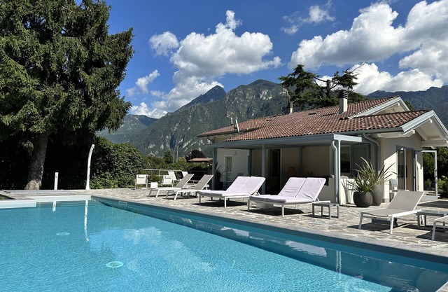 Villa 'Romantica Lake Idro' with Private Pool, Wi-Fi and Air Conditioning