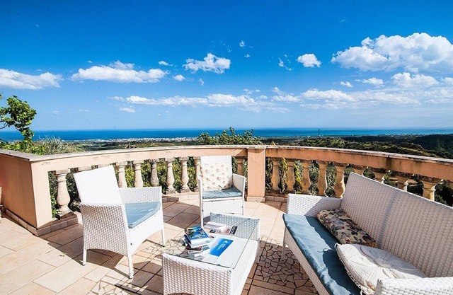 Villa Rondinella: An elegant three-story villa situated in a quiet location, a few minutes from the town center, with Free WI-FI.