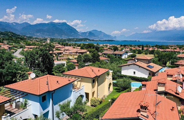 Villa Rosa, cozy house with shared pool