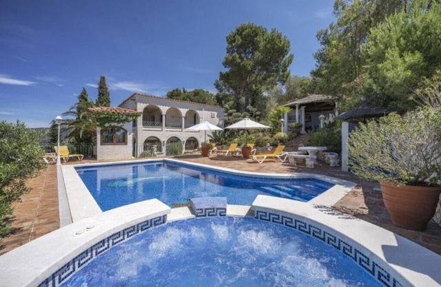 Villa Rosa: Charming Property, Heated Pool & Spa, Sea View, Enclosed Park
