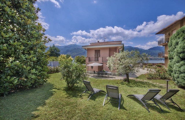 Villa 'Rosa' with Lake View, Wi-Fi and Air Conditioning