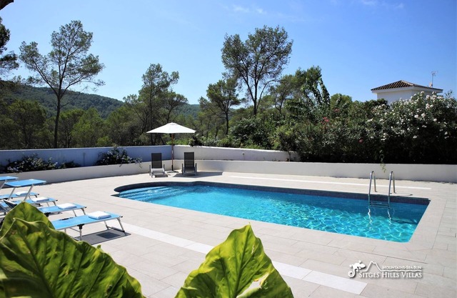 Villa Rosa with large flat garden, private pool and A/C