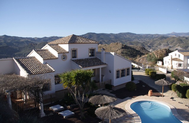 Villa Rosada - luxurious 3 bed/bathroom villa with garden and pool