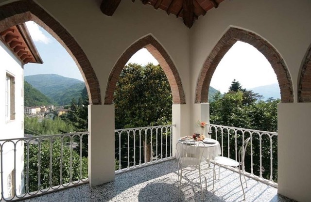 Villa Rosalena 4 bed with stunning river views, splash pool,garden, walk to town