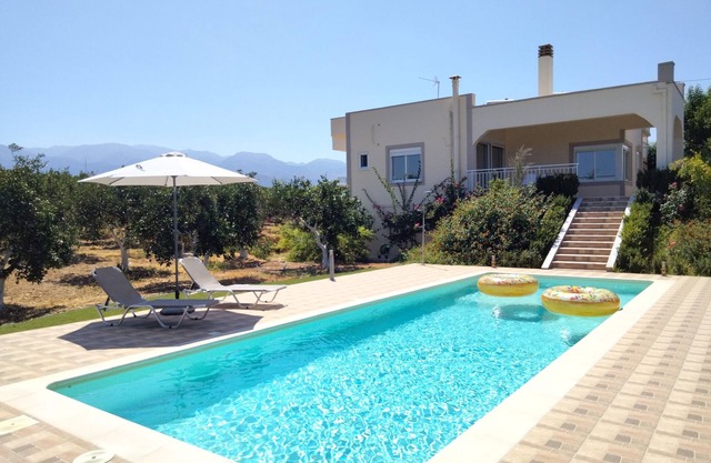 Villa Rosemagnolia, pool 35sqm, in green, gardens, full sun close to everything