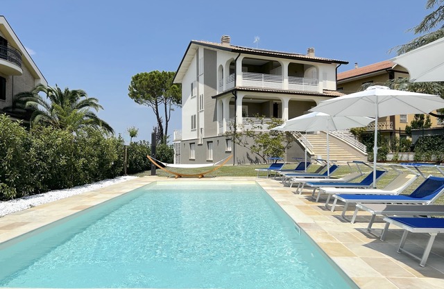 Villa Rugiada, 6 Bedrooms, 6 Baths, Pool and Jacuzzi, a few km from the sea