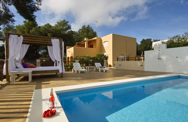 VILLA STEVIA | 5 miles to Ibiza, air conditioning, wifi, 3 miles beach