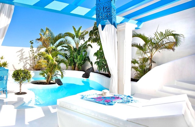 Villa Santorini with private pool and jacuzzi