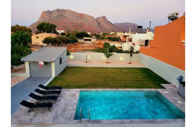 Villa Sakrakis 180 meters from the beach, Sea and mountain view with pool.