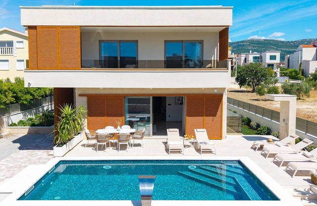 Villa San Pietro – A Luxurious Seaside Retreat in Kaštel Štafilić