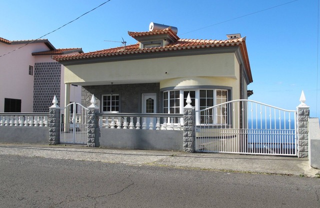 Villa Santos, spacious, sleeps up to 8 , relaxed area, with an amazing sea view
