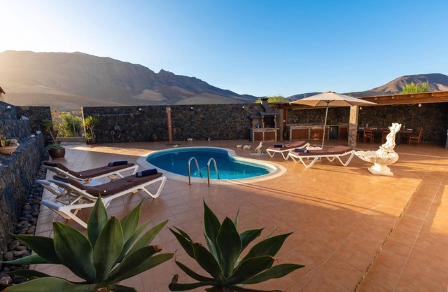 VILLA SARA… Spectacular and relaxing villa with barbecue pool and gym