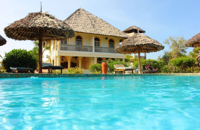 Villa Sarabi - Cozy house for 8 people, 4 minutes to the beach with cook