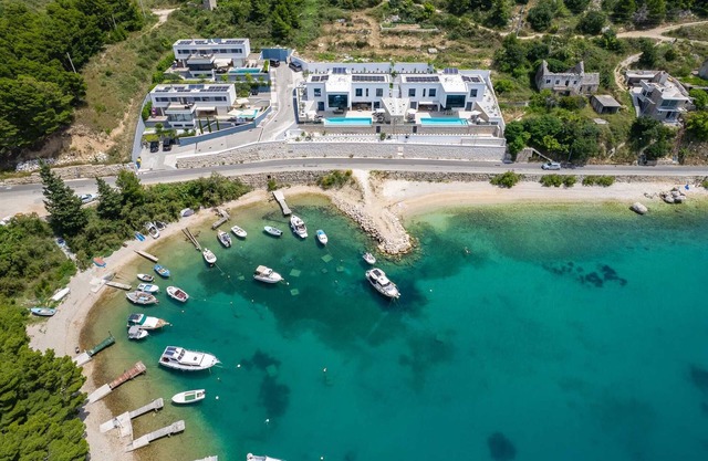 Villa Sea Breeze, 5 bedroom Luxury Villa near the sea, private heated pool, Omiš Brzet