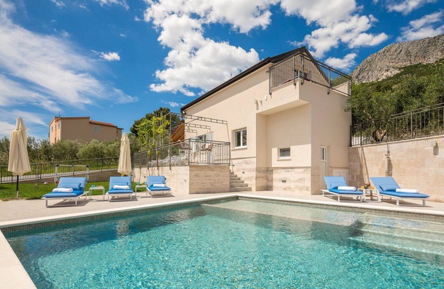 Villa Serenity Gardens with Pool