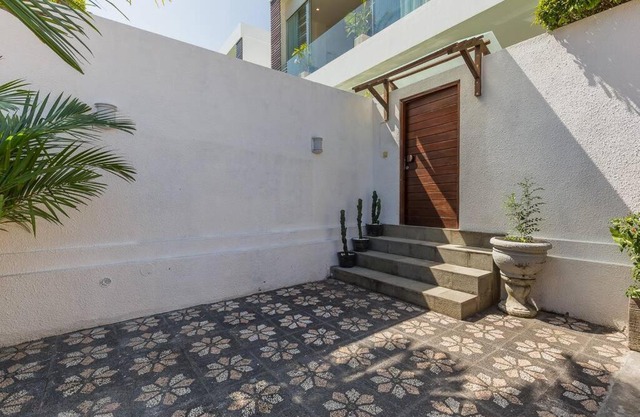 Villa Serenity: modern design luxury 12m pool and BBQ