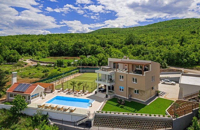 Villa Seven Lakes - heated pool, cinema, tennis, hot tub,