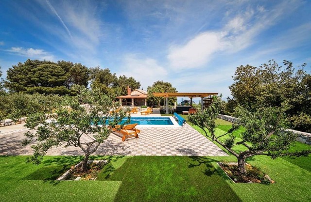Villa SILENTE with heated pool, whirlpool, sauna, tennis court, bikes