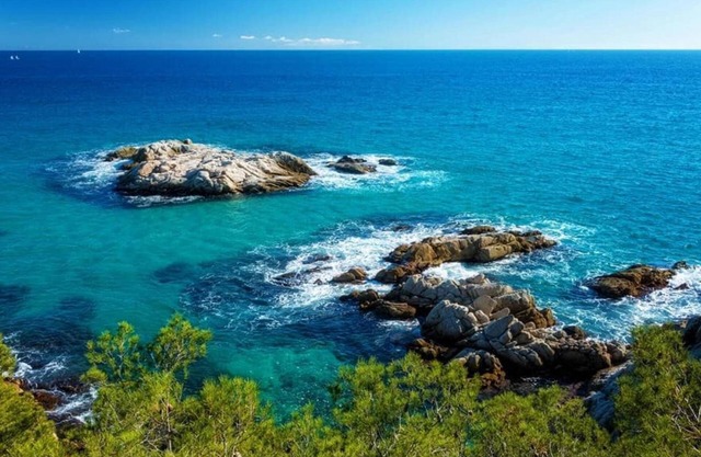 Villa Sils: Tranquil Costa Brava Retreat with private suite!
