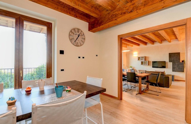 Villa Sinfonia: with 3 bedrooms and lake view