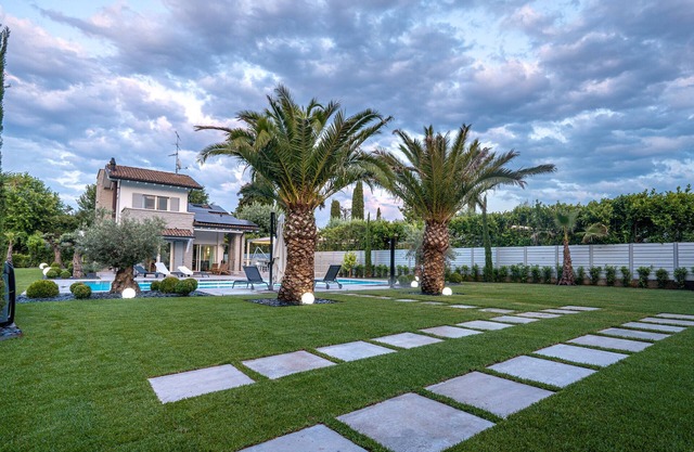 Villa "Sirmione Front Lake" with Lake View, Private Heated Pool & Wi-Fi