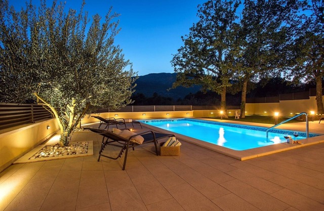 VILLA SKURA, private heated pool 32m2, summer kitchen, 4 bedrooms, garden
