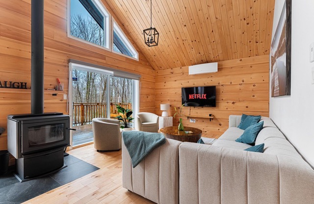 Villa Sofia | Cozy Family Vacation Rental - spa - 4 min Carling Lake Golf Club