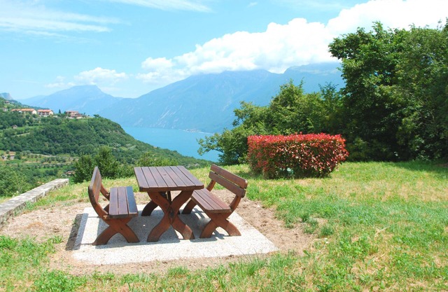 Villa Sole - Theater Home, with garage and beautiful lake view