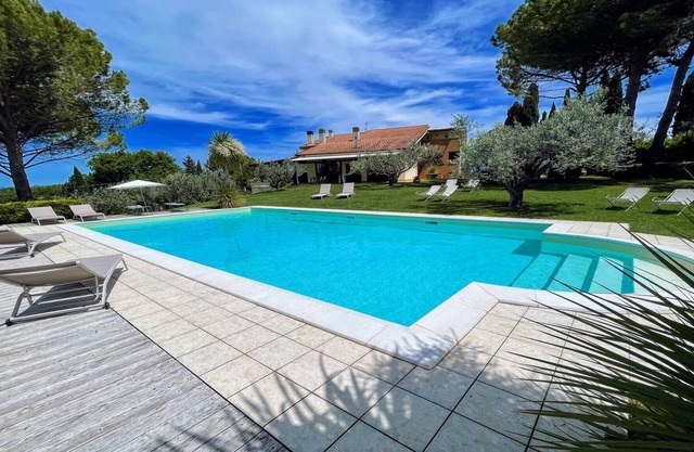 Villa Sole Vino, Fabulous Pool, fantastic area, sleeps up to 15persons