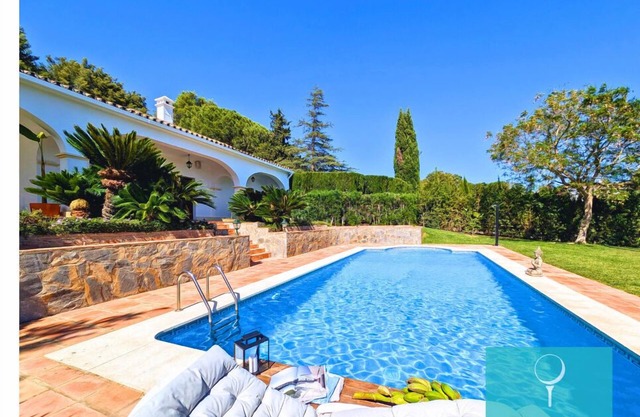 Villa Soto sol in Sotogrande: Strategic Location