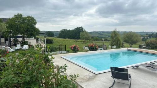 Villa spacieuse avec piscine au milieu des vignes