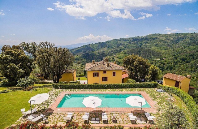 Villa Splendente: A charming three-story historical villa located in an isolated position, on the slopes of a hill which is covered with olive groves, with Free WI-FI.