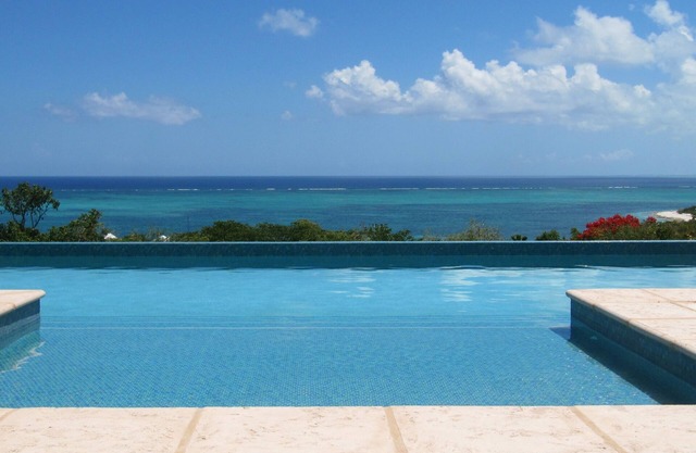 Villa Spyglass! Amazing views, fabulous pool! Hilltop privacy!
