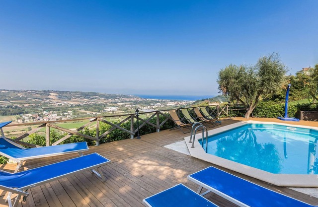 Villa Stefano, holiday home for two families with swimming pool and views of the Adriatic Sea