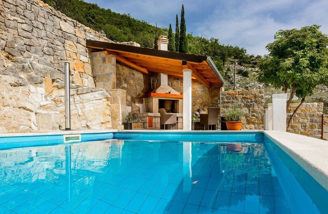 Villa Stone House Kuna - Three-Bedroom Villa with Private Pool