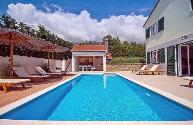 Villa Stozak, private heated pool, cinema room and sauna, 7 km from beach