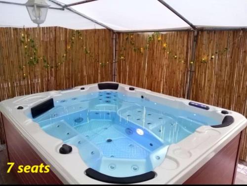 VILLA STRAVANATA - Large Pool, Car and Large Whirlpool Jacuzzi