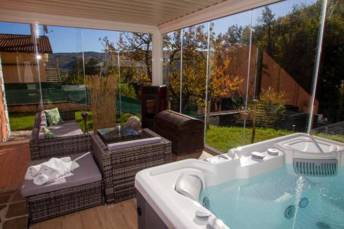 Villa Sumbilla, Modern, with sauna, heated jacuzzi near Tuscany