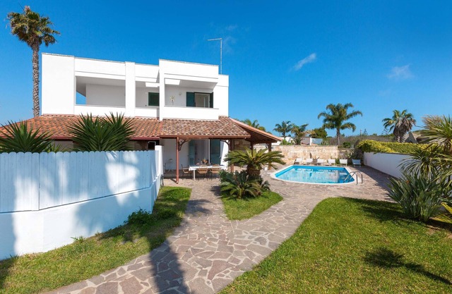 Villa Sunbeach by BarbarHouse