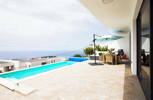 Villa Sundownern- Modern villa with pool, jacuzzi and Sea View in Prazeres -
