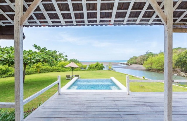 Villa Sungai Laut 2 Bedrooms Beachfront Wooden Villa in Canggu