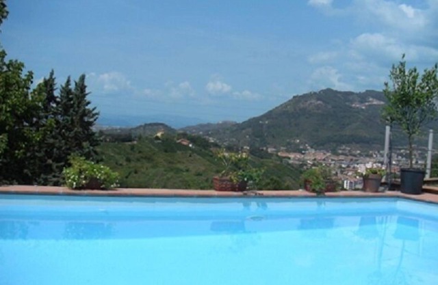 Villa surrounded by vines with swimming-pool and panoramic views