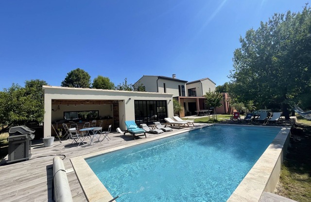 Villa surrounded by vineyards: modernity, calm and rest