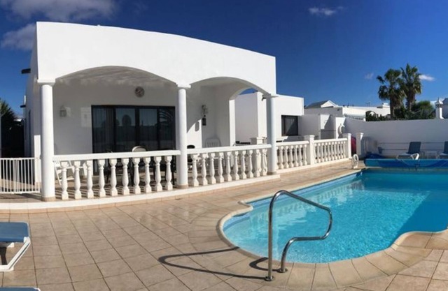 Villa Teneguia, Luxury 3 bedroomed villa with sea views child safe gates