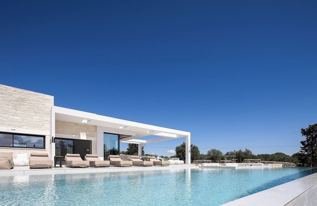 Villa Terra – Designer Hilltop Haven with Epic Mountain Views