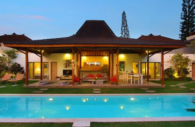 Villa Thiara Oberoi Seminyak 500m Kudeta beach